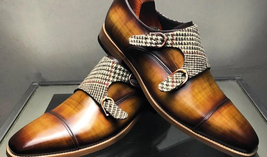 What are the key differences between mass-produced and custom-made leather shoes?