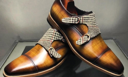 What are the key differences between mass-produced and custom-made leather shoes?