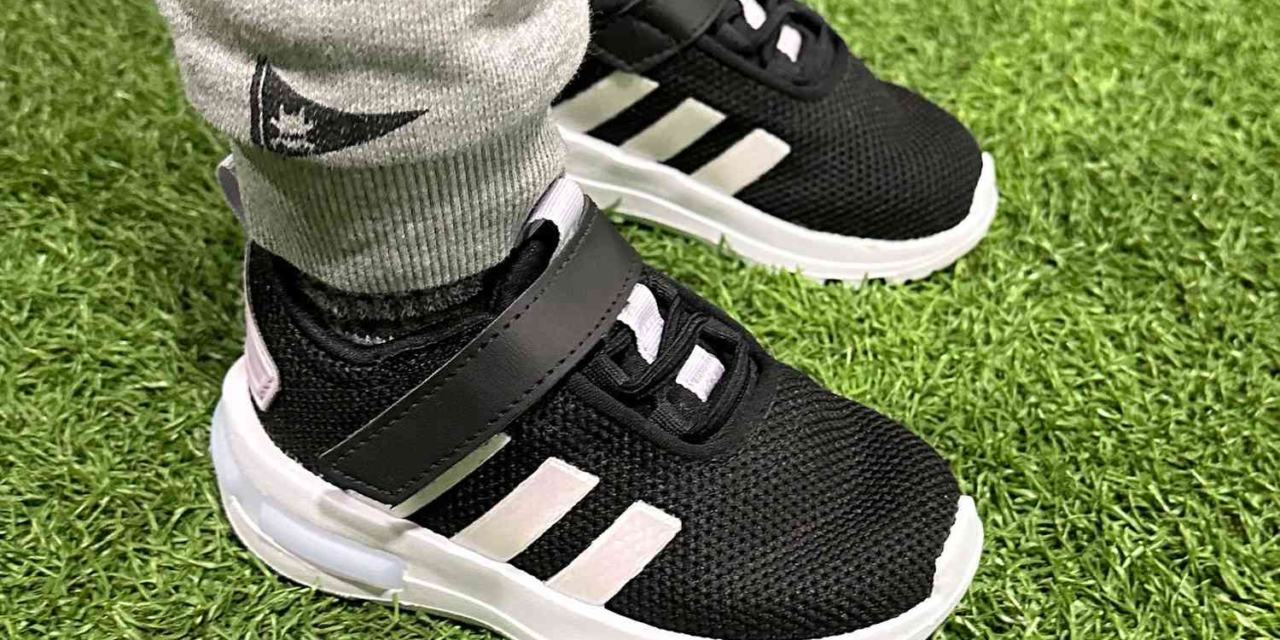 How is comfort and foot development addressed in kids leather shoes?
